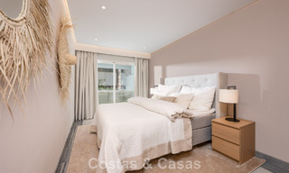 Apartamento de lujo reformado en venta en Gran Marbella en primera línea de playa en la Milla de Oro / Marbella Centro 777176 