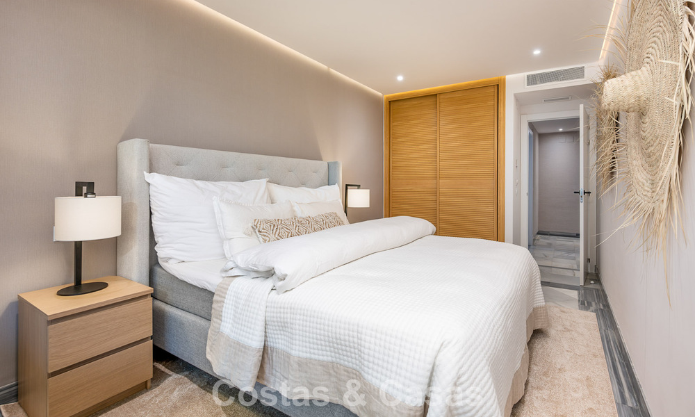 Apartamento de lujo reformado en venta en Gran Marbella en primera línea de playa en la Milla de Oro / Marbella Centro 777177