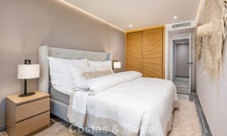 Apartamento de lujo reformado en venta en Gran Marbella en primera línea de playa en la Milla de Oro / Marbella Centro 777177 