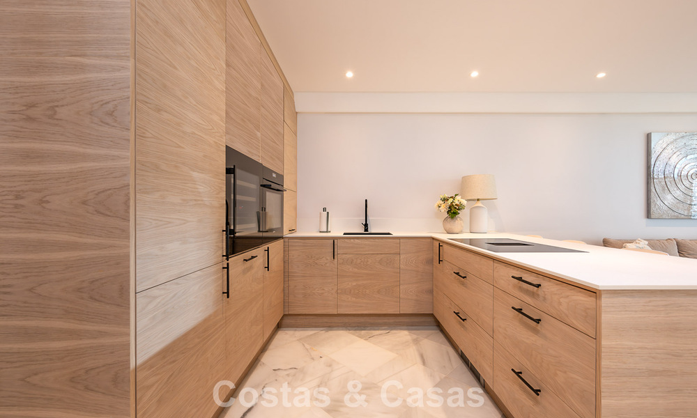 Apartamento de lujo reformado en venta en Gran Marbella en primera línea de playa en la Milla de Oro / Marbella Centro 777178