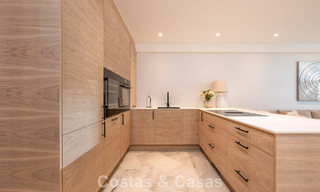 Apartamento de lujo reformado en venta en Gran Marbella en primera línea de playa en la Milla de Oro / Marbella Centro 777178 
