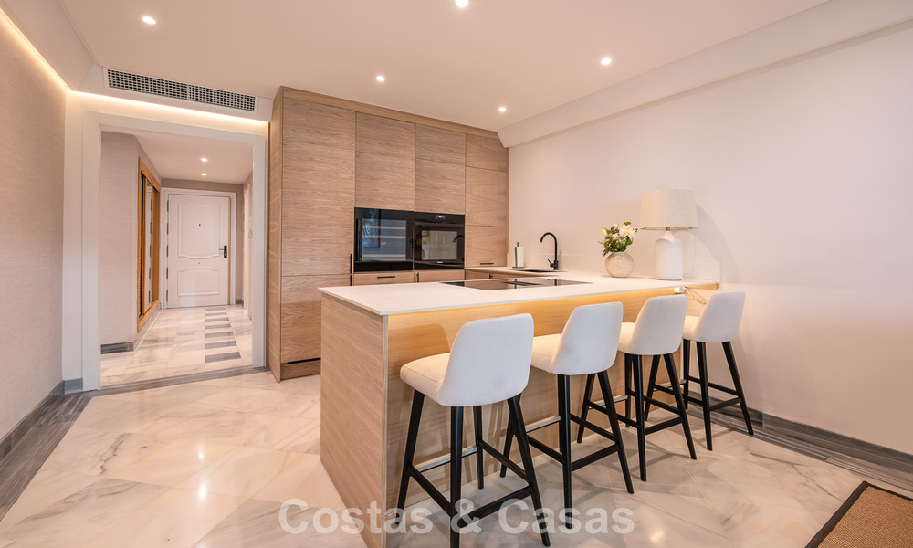 Apartamento de lujo reformado en venta en Gran Marbella en primera línea de playa en la Milla de Oro / Marbella Centro 777179