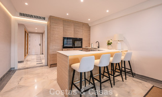 Apartamento de lujo reformado en venta en Gran Marbella en primera línea de playa en la Milla de Oro / Marbella Centro 777179 