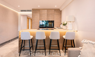 Apartamento de lujo reformado en venta en Gran Marbella en primera línea de playa en la Milla de Oro / Marbella Centro 777180 