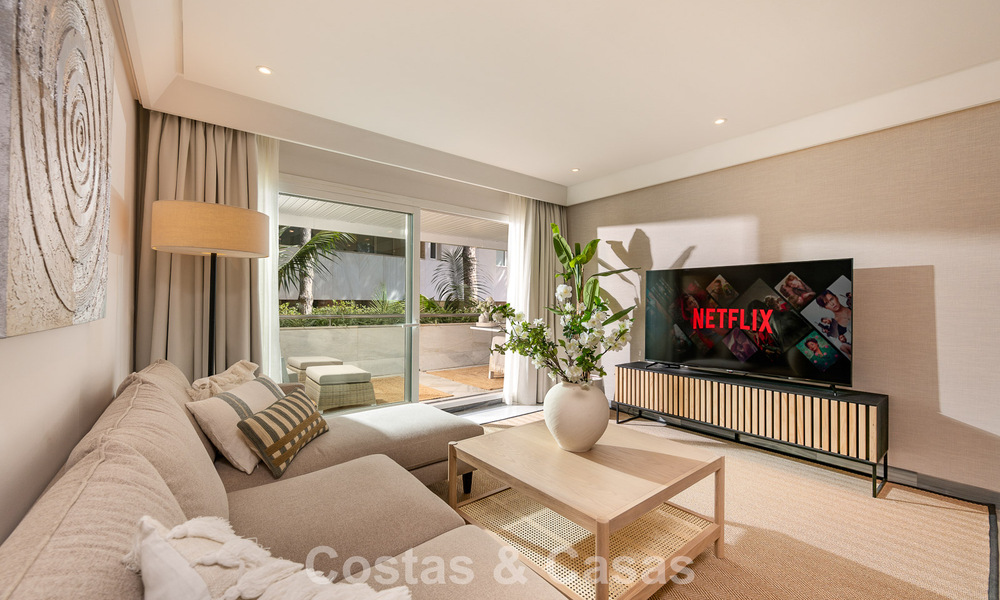 Apartamento de lujo reformado en venta en Gran Marbella en primera línea de playa en la Milla de Oro / Marbella Centro 777181