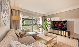 Apartamento de lujo reformado en venta en Gran Marbella en primera línea de playa en la Milla de Oro / Marbella Centro 777181 