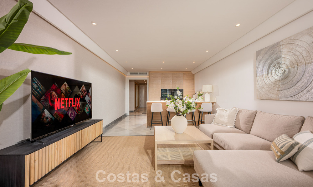 Apartamento de lujo reformado en venta en Gran Marbella en primera línea de playa en la Milla de Oro / Marbella Centro 777182