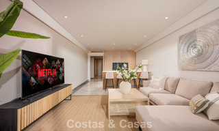 Apartamento de lujo reformado en venta en Gran Marbella en primera línea de playa en la Milla de Oro / Marbella Centro 777182 