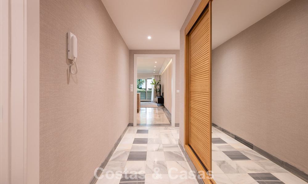 Apartamento de lujo reformado en venta en Gran Marbella en primera línea de playa en la Milla de Oro / Marbella Centro 777183