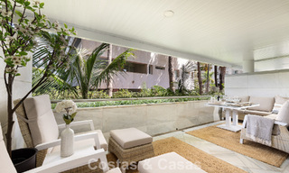 Apartamento de lujo reformado en venta en Gran Marbella en primera línea de playa en la Milla de Oro / Marbella Centro 777184 