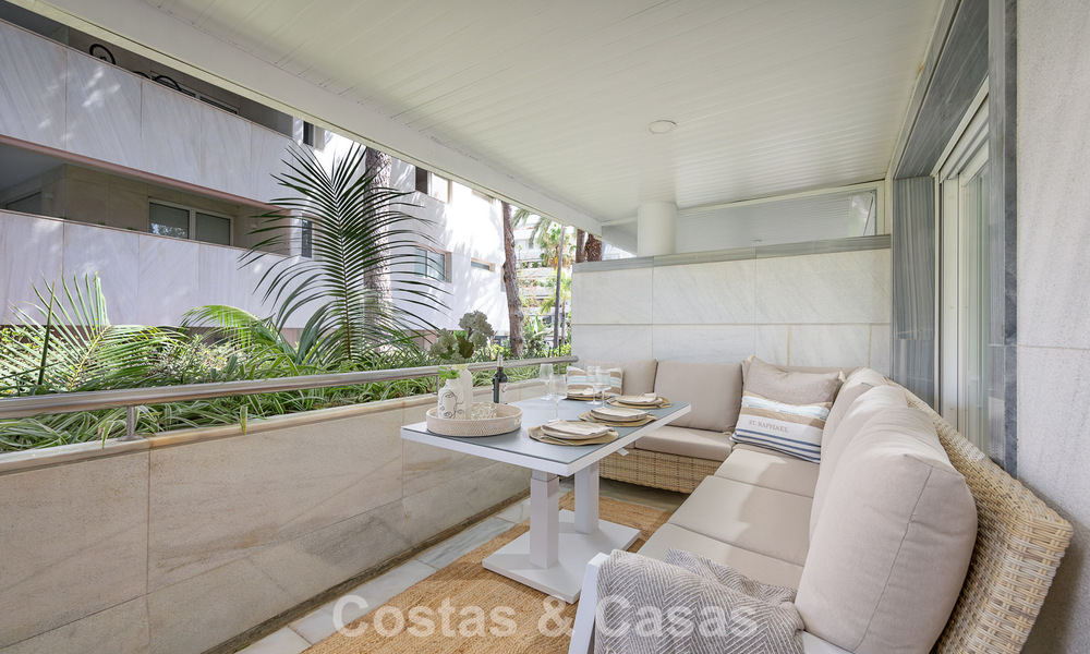 Apartamento de lujo reformado en venta en Gran Marbella en primera línea de playa en la Milla de Oro / Marbella Centro 777185
