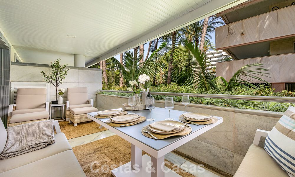 Apartamento de lujo reformado en venta en Gran Marbella en primera línea de playa en la Milla de Oro / Marbella Centro 777186