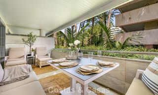 Apartamento de lujo reformado en venta en Gran Marbella en primera línea de playa en la Milla de Oro / Marbella Centro 777186 
