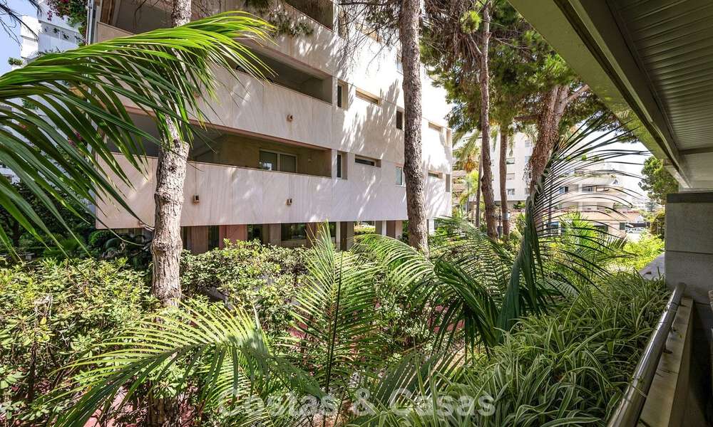 Apartamento de lujo reformado en venta en Gran Marbella en primera línea de playa en la Milla de Oro / Marbella Centro 777187