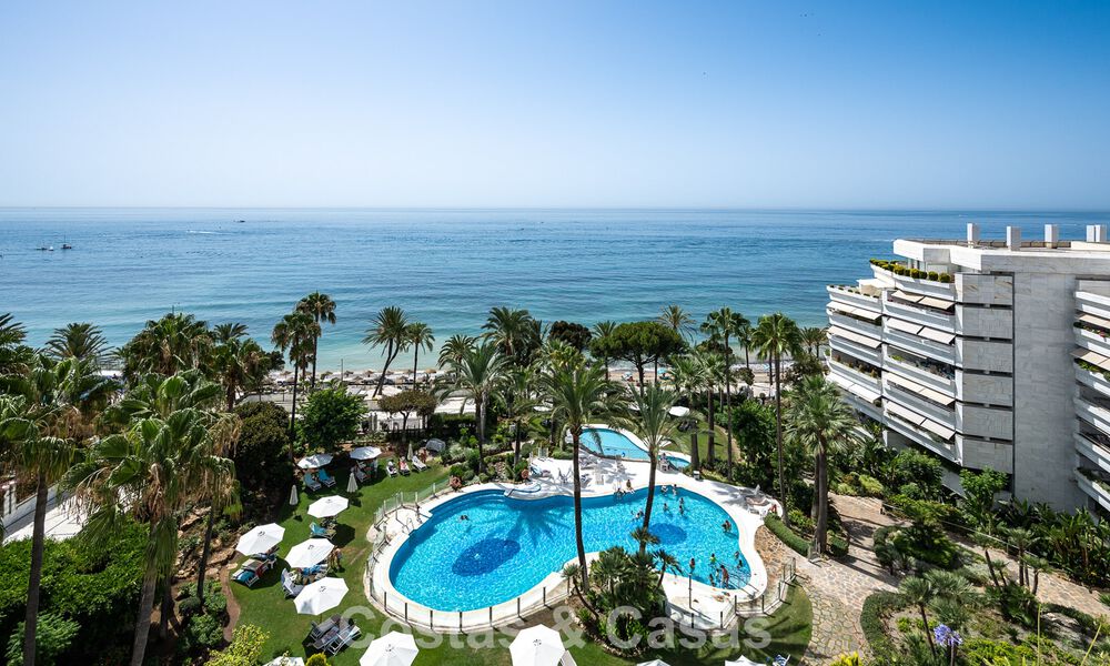 Apartamento de lujo reformado en venta en Gran Marbella en primera línea de playa en la Milla de Oro / Marbella Centro 777189