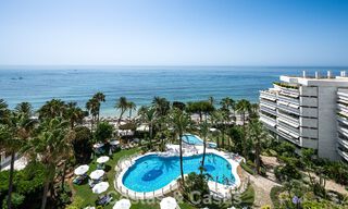 Apartamento de lujo reformado en venta en Gran Marbella en primera línea de playa en la Milla de Oro / Marbella Centro 777189 