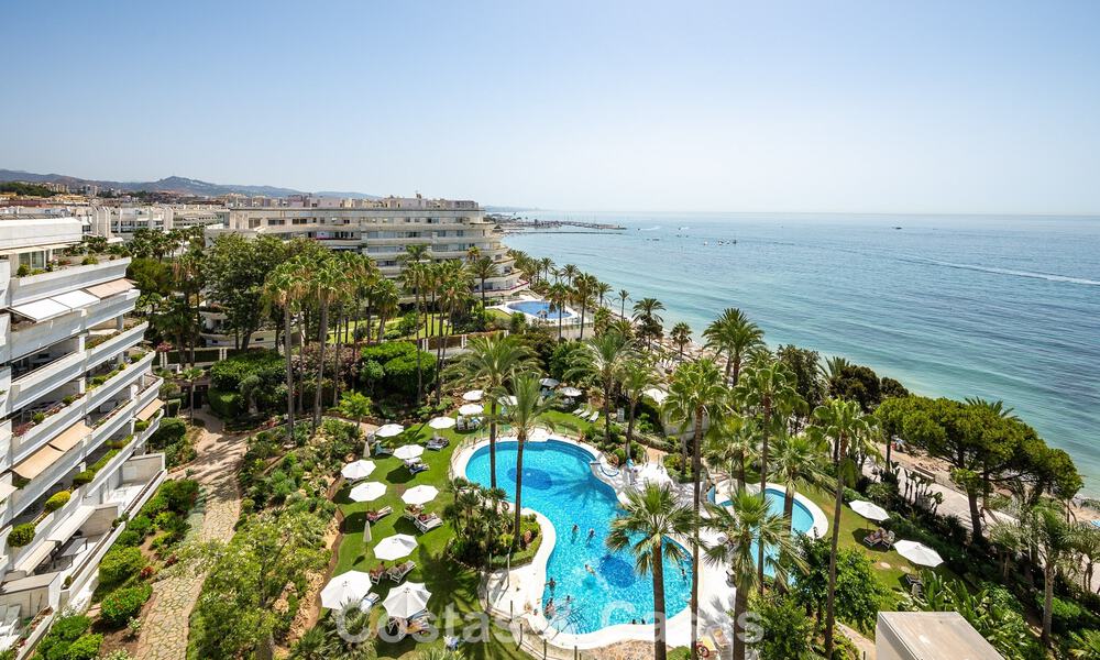 Apartamento de lujo reformado en venta en Gran Marbella en primera línea de playa en la Milla de Oro / Marbella Centro 777193