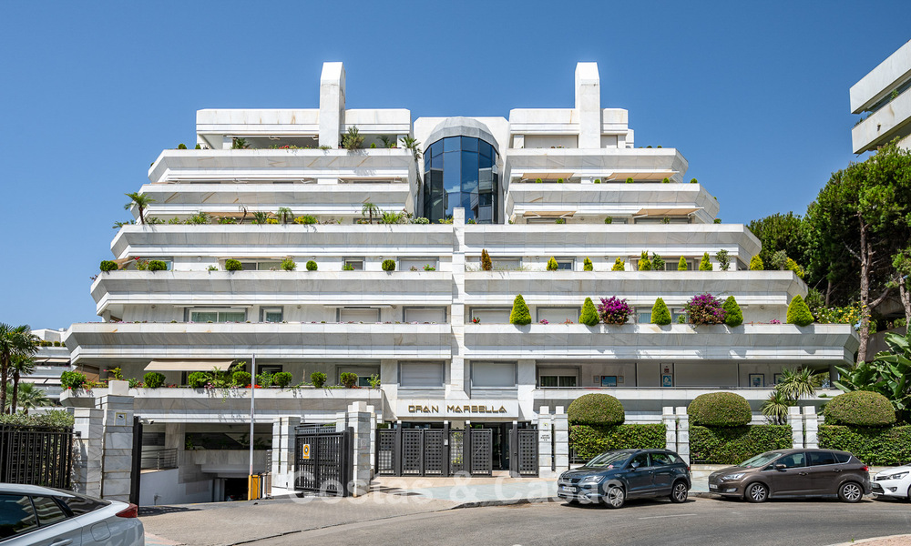 Apartamento de lujo reformado en venta en Gran Marbella en primera línea de playa en la Milla de Oro / Marbella Centro 777195