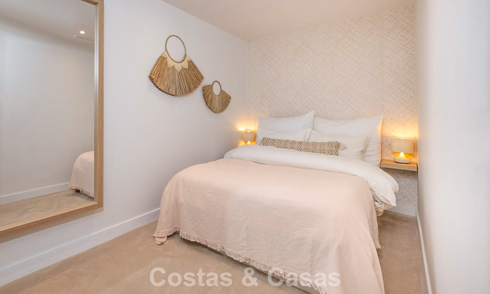 Apartamento de lujo reformado en venta en Gran Marbella en primera línea de playa en la Milla de Oro / Marbella Centro 777196