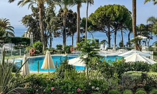 Apartamento de lujo reformado en venta en Gran Marbella en primera línea de playa en la Milla de Oro / Marbella Centro 777198 