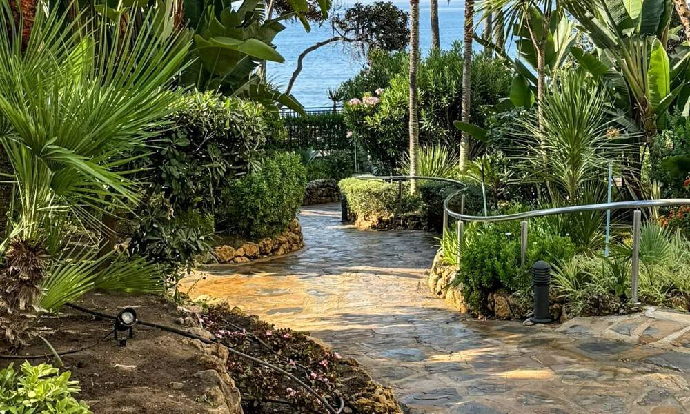 Apartamento de lujo reformado en venta en Gran Marbella en primera línea de playa en la Milla de Oro / Marbella Centro 777199