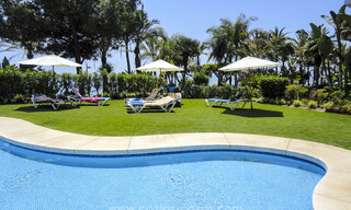 Apartamento de lujo reformado en venta en Gran Marbella en primera línea de playa en la Milla de Oro / Marbella Centro 777235 