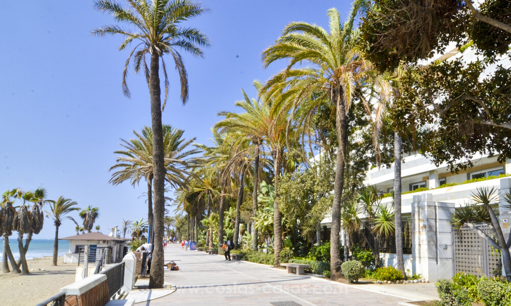Apartamento de lujo reformado en venta en Gran Marbella en primera línea de playa en la Milla de Oro / Marbella Centro 777236