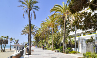 Apartamento de lujo reformado en venta en Gran Marbella en primera línea de playa en la Milla de Oro / Marbella Centro 777236 