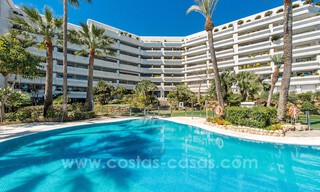 Apartamento de lujo reformado en venta en Gran Marbella en primera línea de playa en la Milla de Oro / Marbella Centro 777237 