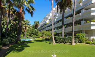 Apartamento de lujo reformado en venta en Gran Marbella en primera línea de playa en la Milla de Oro / Marbella Centro 777238 