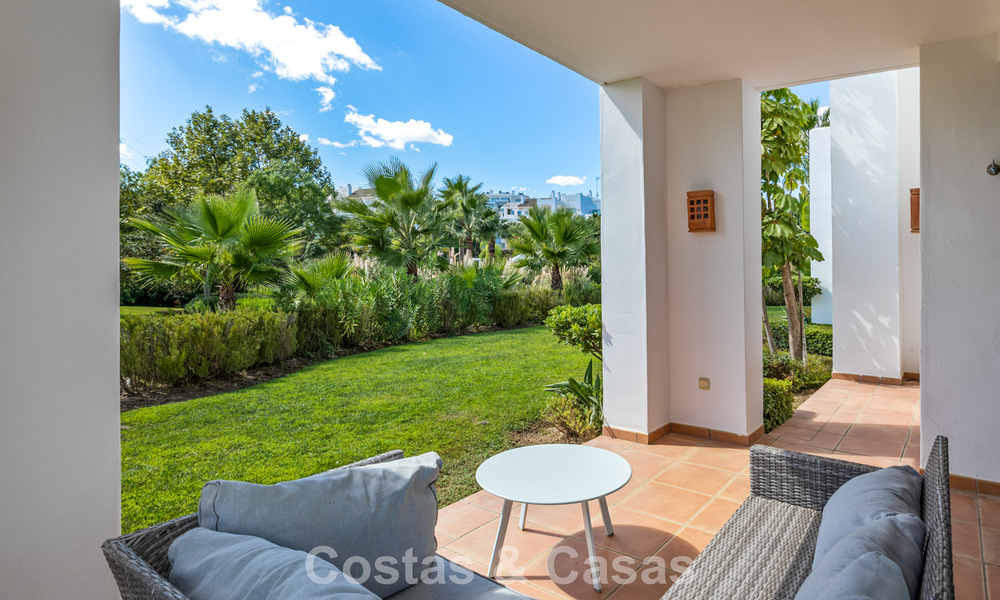 Apartamento con jardín en venta en un complejo exclusivo cerca de una gran laguna azul en la Costa del Sol 777430