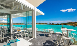 Apartamento con jardín en venta en un complejo exclusivo cerca de una gran laguna azul en la Costa del Sol 777431 