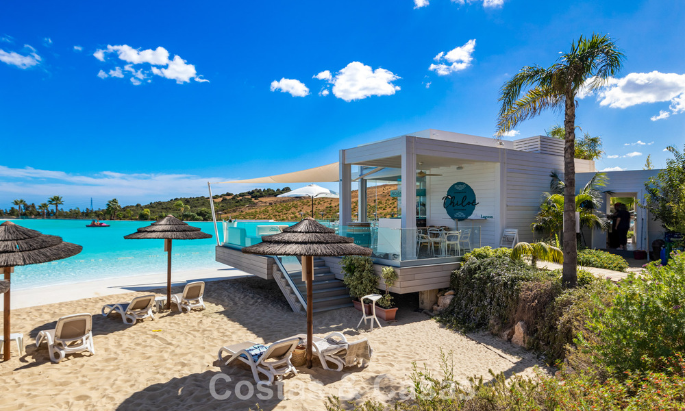 Apartamento con jardín en venta en un complejo exclusivo cerca de una gran laguna azul en la Costa del Sol 777432