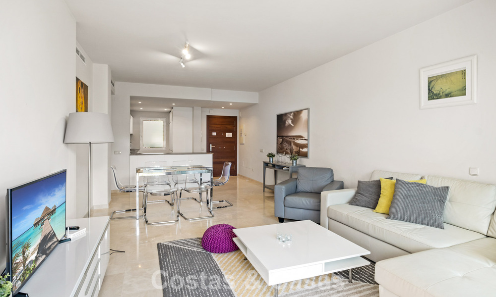 Apartamento con jardín en venta en un complejo exclusivo cerca de una gran laguna azul en la Costa del Sol 777434