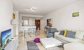 Apartamento con jardín en venta en un complejo exclusivo cerca de una gran laguna azul en la Costa del Sol 777434 