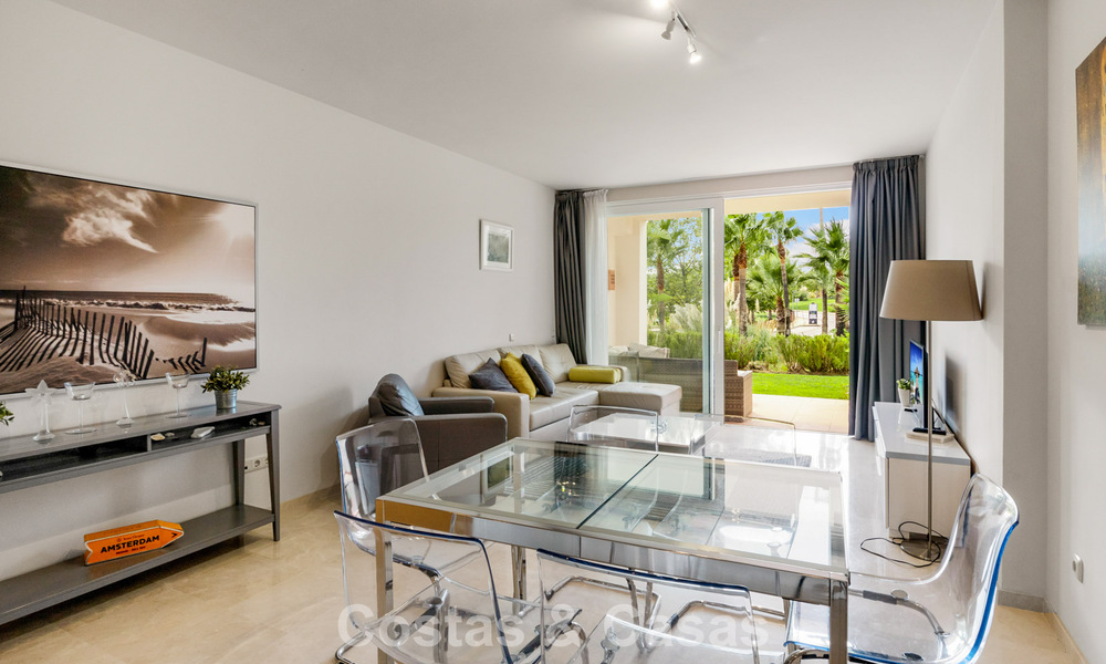 Apartamento con jardín en venta en un complejo exclusivo cerca de una gran laguna azul en la Costa del Sol 777435