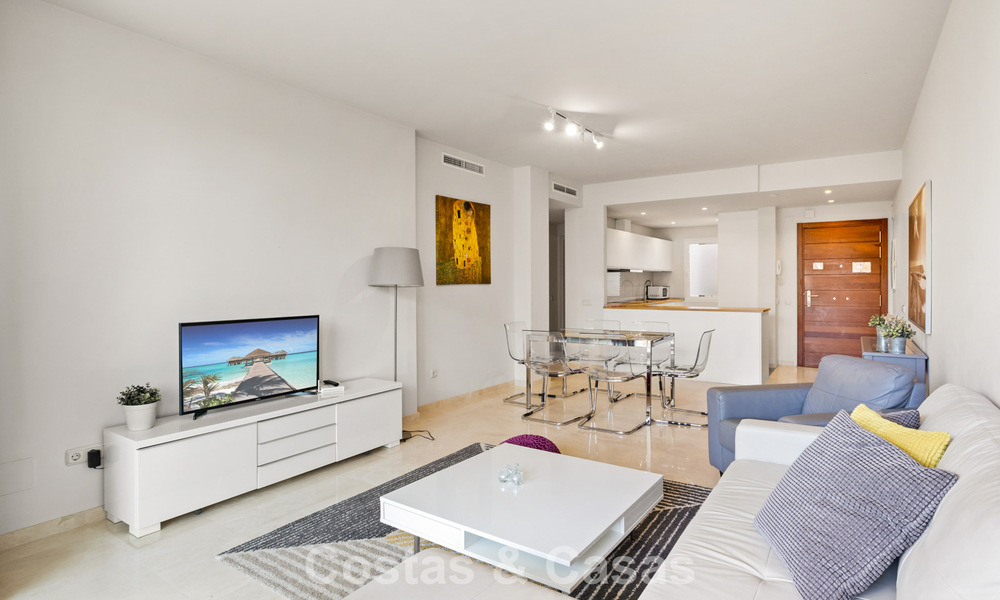 Apartamento con jardín en venta en un complejo exclusivo cerca de una gran laguna azul en la Costa del Sol 777436