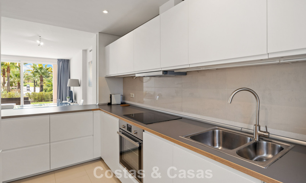 Apartamento con jardín en venta en un complejo exclusivo cerca de una gran laguna azul en la Costa del Sol 777437