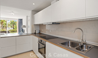 Apartamento con jardín en venta en un complejo exclusivo cerca de una gran laguna azul en la Costa del Sol 777437 