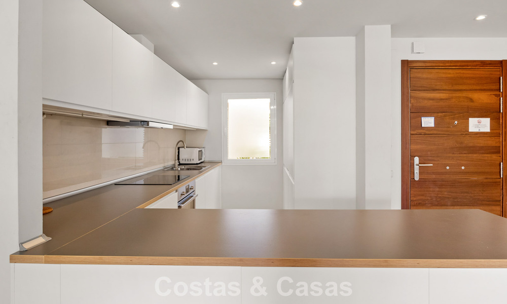 Apartamento con jardín en venta en un complejo exclusivo cerca de una gran laguna azul en la Costa del Sol 777438