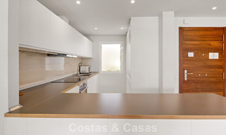 Apartamento con jardín en venta en un complejo exclusivo cerca de una gran laguna azul en la Costa del Sol 777438 