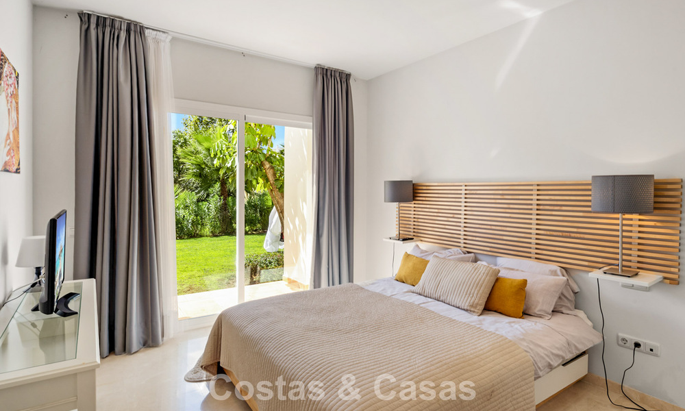 Apartamento con jardín en venta en un complejo exclusivo cerca de una gran laguna azul en la Costa del Sol 777439