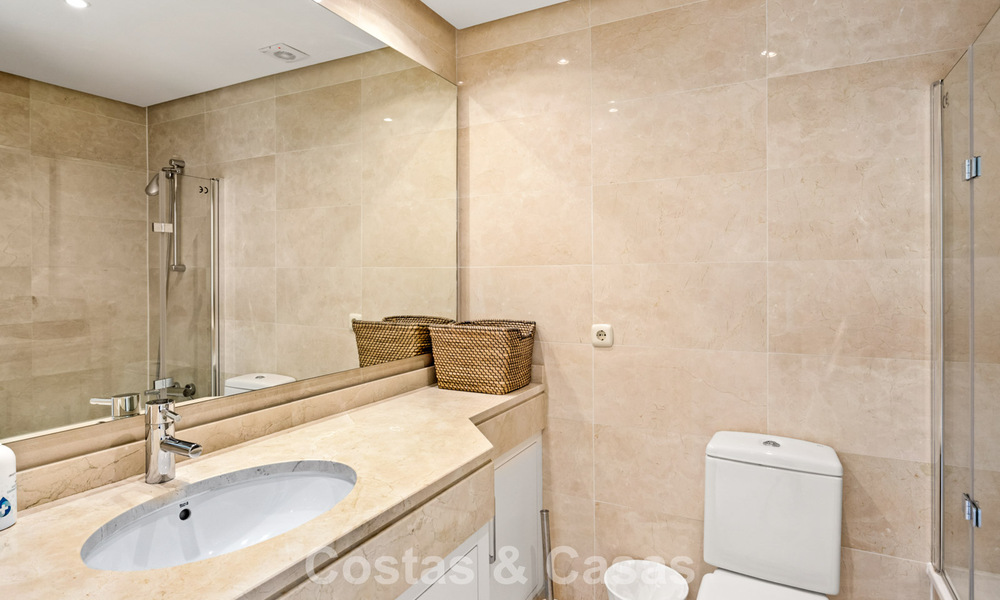 Apartamento con jardín en venta en un complejo exclusivo cerca de una gran laguna azul en la Costa del Sol 777441