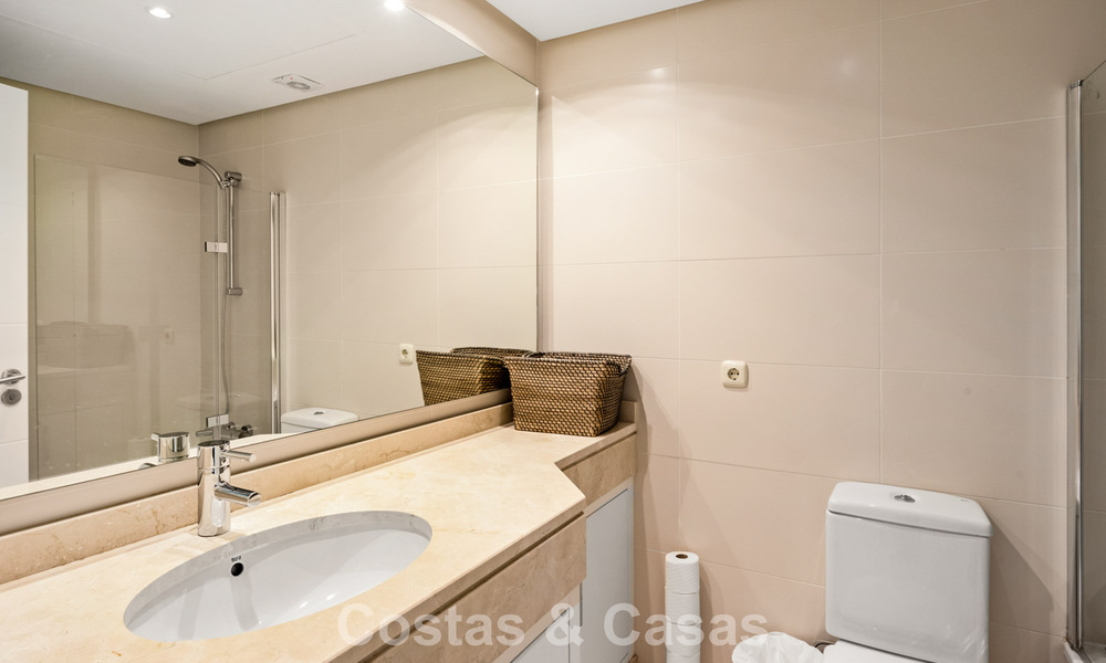 Apartamento con jardín en venta en un complejo exclusivo cerca de una gran laguna azul en la Costa del Sol 777442