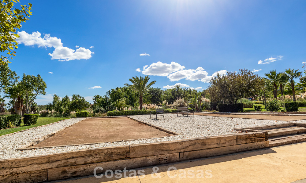 Apartamento con jardín en venta en un complejo exclusivo cerca de una gran laguna azul en la Costa del Sol 777444