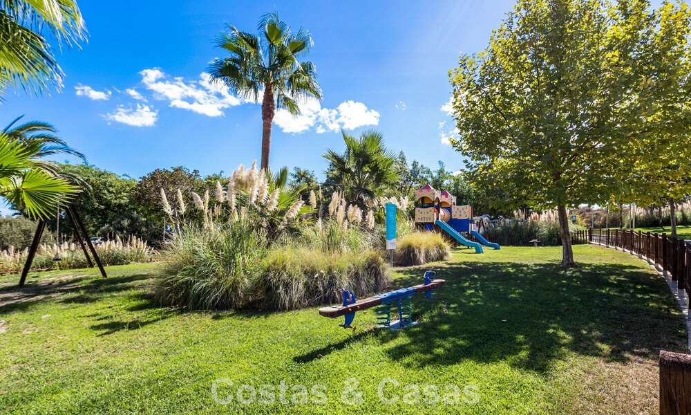 Apartamento con jardín en venta en un complejo exclusivo cerca de una gran laguna azul en la Costa del Sol 777445