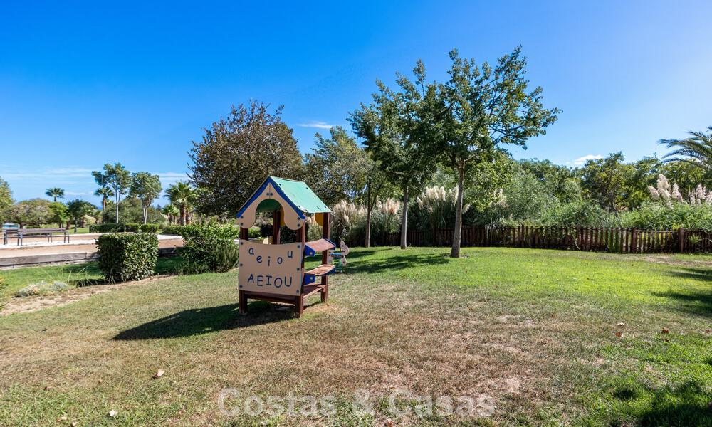 Apartamento con jardín en venta en un complejo exclusivo cerca de una gran laguna azul en la Costa del Sol 777446