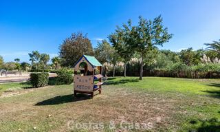 Apartamento con jardín en venta en un complejo exclusivo cerca de una gran laguna azul en la Costa del Sol 777446 