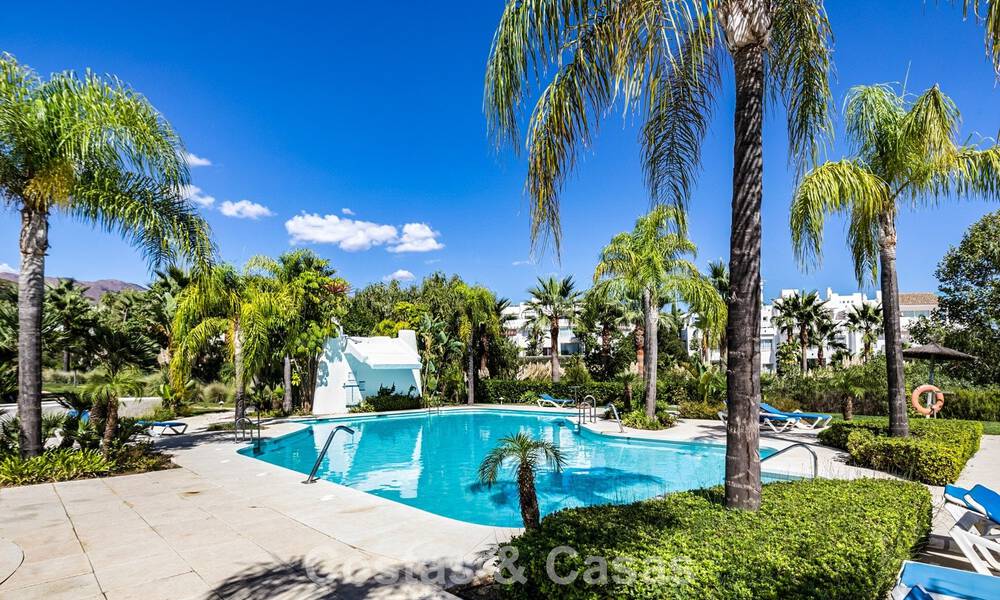 Apartamento con jardín en venta en un complejo exclusivo cerca de una gran laguna azul en la Costa del Sol 777447