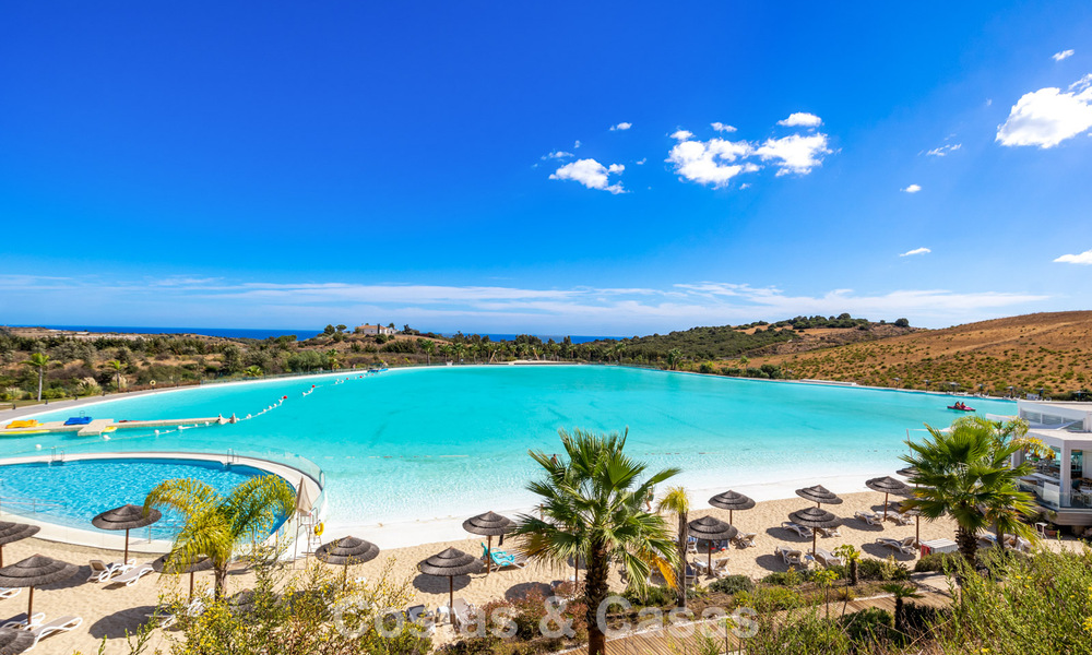 Apartamento con jardín en venta en un complejo exclusivo cerca de una gran laguna azul en la Costa del Sol 777448